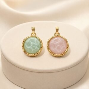PINGENTE VERNIZ CIRCULAR PEDRAS VERDE/ ROSA