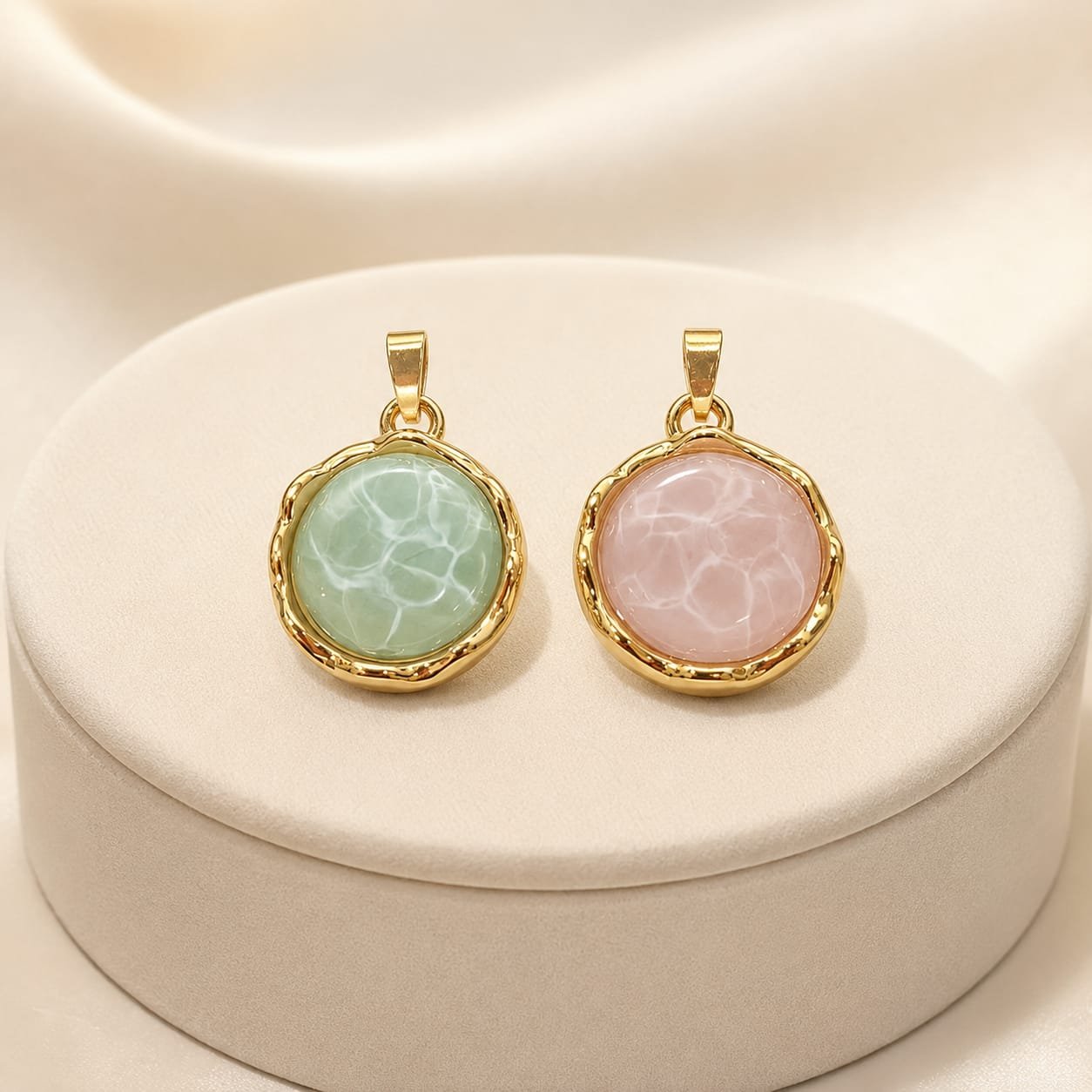 PINGENTE VERNIZ CIRCULAR PEDRAS VERDE/ ROSA